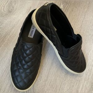 Steve Madden Women's Ecentrcq black quilted slip on loafer